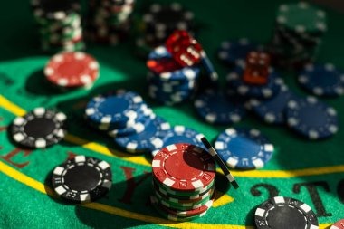 Mobile phone displaying juraganmain sportsbook odds and live-dealer table interface side by side